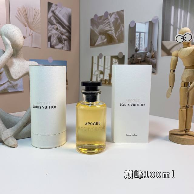 Lv路易威登 Apogee 颠峰100Ml 香调：铃兰、五月玫瑰、木兰、格拉斯茉莉、愈创木、檀香木 香评：这是一款空灵自然地纯花香型香水。Apogee 是一款向