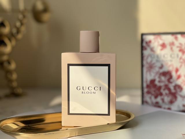 原单品质 Gucci Bloom香水 绿叶白花,拔动你的少女心 100Ml Bloom花悦绽放 花团锦簇竞绽放 前调:绿叶和橙花的碰撞,附带绿感。 中调:淡淡的