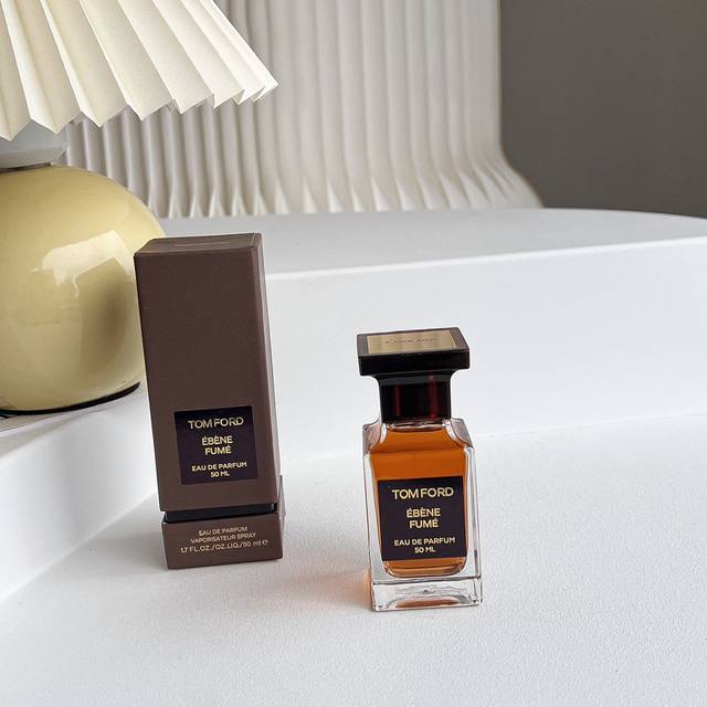 原单品质 Tom Ford新香水 Ebene Fume香评｜烟熏乌木 刚入手了Tom Ford新出的éBèNe Fumé，直译过来是烟熏乌木。 - 喷在手腕上，