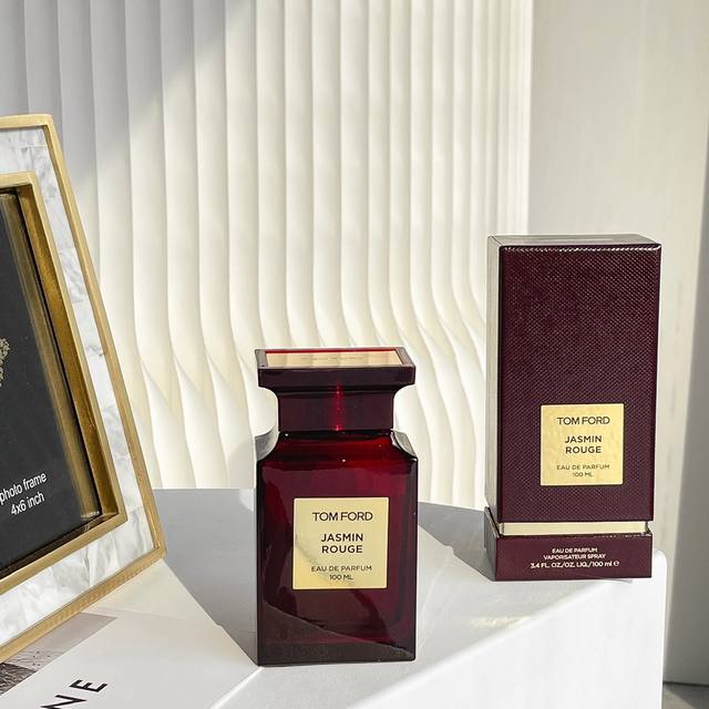 原单品质 Tom Ford的Jasmin Rouge胭脂茉莉 这款香水的调香师是Rodrigo Flores-Roux。 前调：姜，豆蔻果实，肉桂，佛手柑，橘子