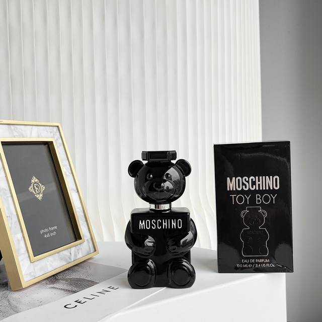 原单品质 Moschino 默斯奇诺男香水Moschino Toy2&Toy Boy Toy Boy 男香 瓶身是惊艳的黑色清漆，瓶面的光泽感搭配奢华的银色饰面