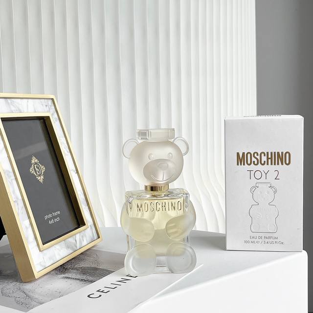 原单品质 .Moschino 默斯奇诺男女香水 拆开包装看到香水瓶的瞬间，就会被这一只坐着的小熊“俘虏”了，把玩了半个多小时。除了造型好看，香水的味道也很好闻。