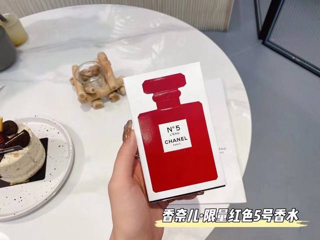 原单品质 Chanel香奈儿限量版红色5号香水100Ml Chanel红色限量系列，5号纪念版香水。小香最为经典之作的香水，非常适合情人节送人。 Chanel