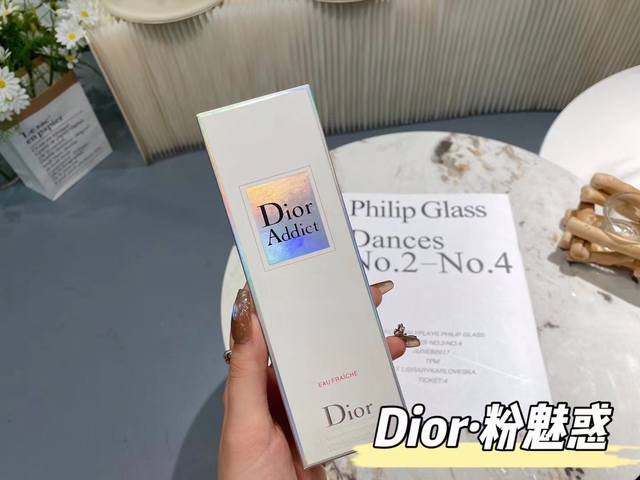 原单品质 Dior迪奥魅惑清新淡香水 100Ml 适合人群：活泼，俏皮，时尚的年轻女性。介于女孩跟女人之间。甜美又不失优雅～这款为花果香调。 男生对香是没什么抵