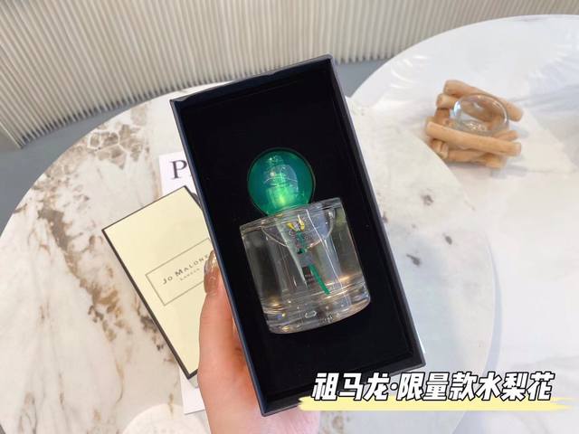 原单品质 新款祖马龙水梨花100Ml 前调：柠檬、水梨、佛手柑 中调：水梨花、大马士革玫瑰、苹果 后调：白麝香、琥珀、檀香 如同初春路边绽放的小白花，没有任何攻