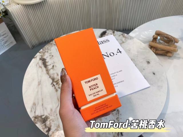 原单品质 Tomford苦桃新香 这颜值是来抢钱的吗 前调是有点气势汹汹的苦桃和血橙，酸甜又苦涩，是不少人一开始觉得甜腻的原因，中调印蒿酒香感、劳丹脂花香感的进