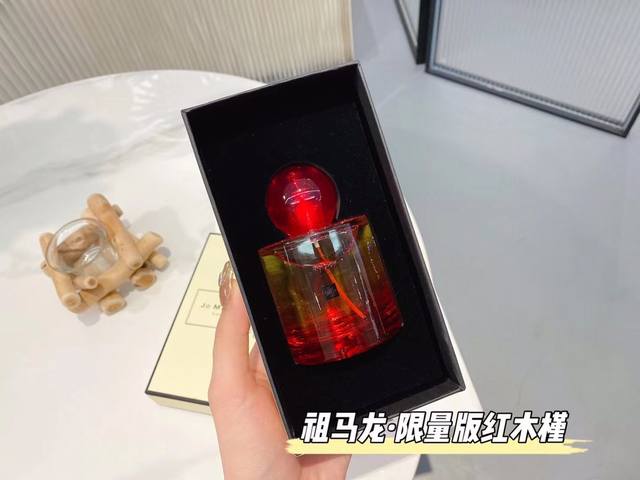 原单品质 新款祖马龙红色木槿花100Ml 前调：柑橘 中调：红杜桑.茉莉 尾调：安息香.广藿香 红色芙蓉以其迷人的花瓣而闻名，可以在热带森林的中心找到。这款浓郁