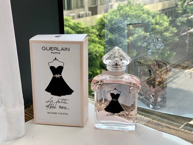 原单品质 Guerlain娇兰小黑裙清新花香淡香水100Ml 香调:花香果香调 前调:莉玫瑰绿叶 中调:酸樱桃花苹果黑加仑 后调:广藿香琥珀罻香