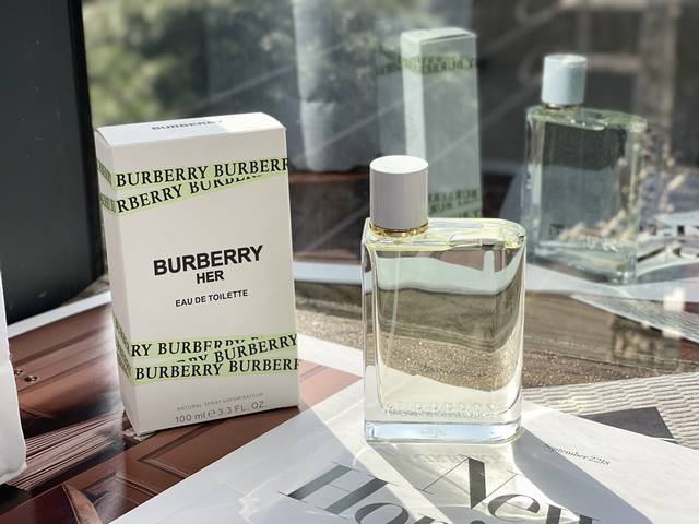 原单品质 Burberry巴宝莉22年花与她果漾来咯，花与她系列的22年新品 给你们康康他的味道婴花果香调的一款 真的很轻快自由很适合现代女性的香水 连瓶子和颜