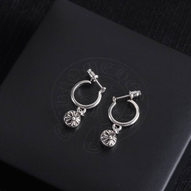 Chrome Hearts 克罗心十字花球耳钉