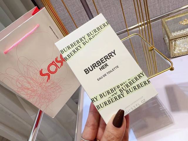 原单品质 春日下午茶｜Burberry Her青提软糖100Ml 路过草地抚摸叶子渐渐消退的温度 是来自春日午后的暖意 再往旷野处去 去感受时序充盈的天地之野