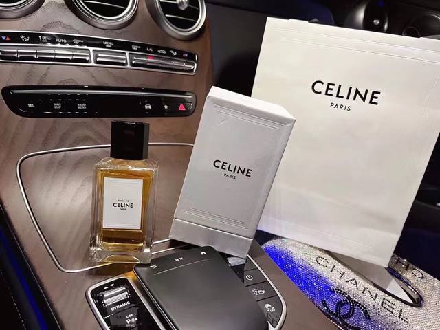 原单品质 Celine的Black Tie 礼服香水，简直是让人欲罢不能味道。作为中性风格的香水，有着十足的侵略性的味道。虽然很浓但是一点也不上头，太适合干冷的