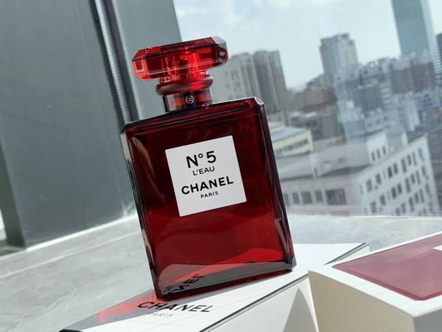 原单品质 Chanel No 5 Eau De Parfum Red Edition香奈儿5号圣限量版 这瓶全新香水挑选了一个简洁的瓶身，饰以白色标签与钻石刻面