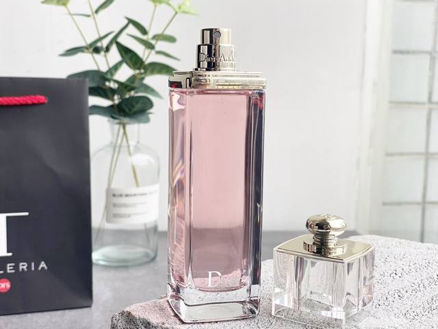 原单品质 Dior 迪奥粉色魅惑香水 100Ml，果香花香调前调：柑橘、葡萄柚中调：玫瑰、覆盆子基调：麝香、雪松 专为性感少女而设果味极浓的花香香水。少女味的粉