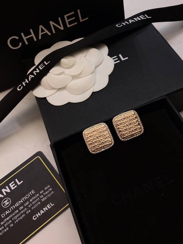 香奈儿Chanel 原单新品 小香双C圆形珍珠耳钉耳环 高端品质，专柜1:1开模，专柜原版同黄铜材质！高级925银针防过敏处理，Cnc工艺，细节无可挑剔，百搭不