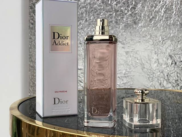 原单品质 Dior 迪奥粉色魅惑香水 100Ml，果香花香调前调：柑橘、葡萄柚中调：玫瑰、覆盆子基调：麝香、雪松 专为性感少女而设果味极浓的花香香水。少女味的粉