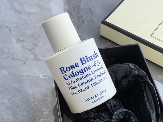 原单品质 2 Rose Blush Cologne玫瑰果冻古龙水 细致柔嫩的玫瑰花瓣飘浮于可口诱人的晶莹果冻之中，胭脂般淡粉花瓣温柔细腻，轻轻凝住了浪漫优雅姿态