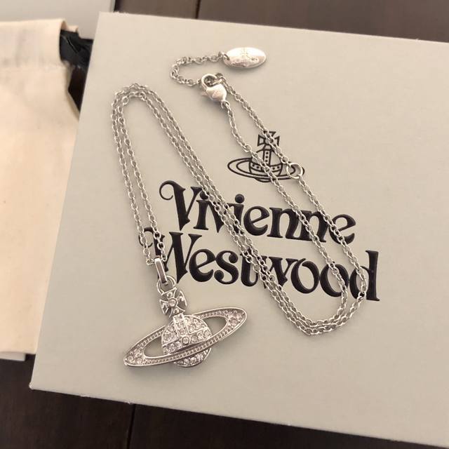 Viviennewestwood 西太后项链宝宝，什么是快乐星球，来，这就是快乐星球！绝美白钻项链，重磅推荐，闭眼入准没错！纯粹王冠球是经典的象征，闪耀土星环勾