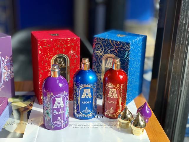 每瓶 原单香水 新款阿塔尔收藏 Attar Collection 香水100Ml 1Azora 深蓝 100Ml 香调：花香果香调 前调：香柠檬 荔枝 橙子 中