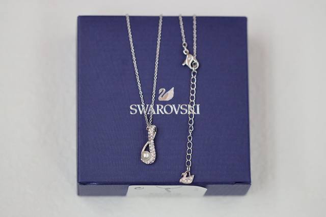 施华洛世奇Swarovski 8字珍珠 锁骨项链 戴上这款典雅的项链，展现您高贵优雅的气质。中央的蓝色装饰揉合色彩和复古魅力，具有皇室气派。