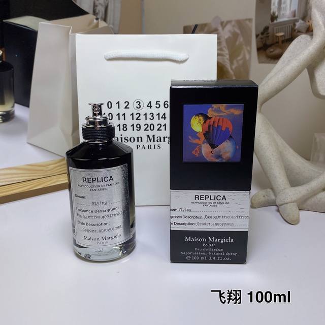 原单品质 飞翔Flying,2016 马丁马吉拉香水黑瓶100Ml 香调：柑橘馥奇香调 前调：香柠檬苦橙叶橙花 中调：杏花依兰橙花油 后调：麝香橡木苔臭氧 属性