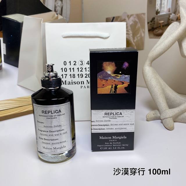 原单品质 沙漠穿行Acrosssands,2016 马丁马吉拉香水黑瓶100Ml 香调：辛辣木质调 气味：沉香 乌木 大枣辛香料 属性：中性香 标签：甜沉香果香