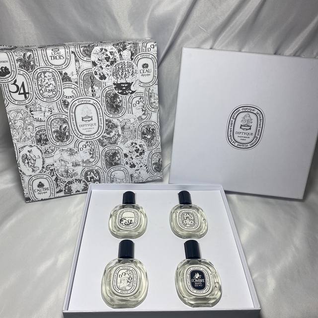 原单品质 Diptyque蒂普提克白标中样四件套香水30Ml，带喷头，味道分别为:白标杜桑，白标无花果，白标檀道，白标水中影 设计轻便小巧 可轻松放入手袋 随时