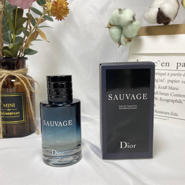 原单品质 Dior迪奥Sauvage清新之水 旷野男士淡香水60Ml，瓶盖带磁性自动回位的哦！ Sauvage 旷野男士淡香水是一次源自辽阔世外的香氛之旅，陡峭