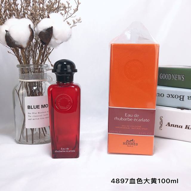 原单品质 爱马仕古龙香水100Ml ，血色大黄4897，这是蓝风铃的调香师到爱马仕上任的款作品，闻过蓝风铃的就知道，她的风格是小清新，血色大黄也是小清新，酸甜酱