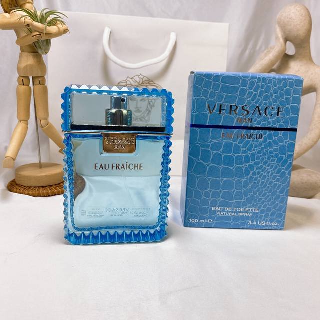 原单品质 Versace范思哲云淡风轻风清绅情男士淡香水100Ml，绅士 Man Eau Fraiche 香调：水生木质调 前调：香柠檬 巴西红木 小豆蔻 柠檬