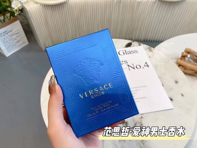 原单品质 Versace范思哲爱神男士100Ml 如果说香水是男生的第二张名片，它则是你表达自我的一部分，代表着你的个性和态度。范思哲Eros是我最喜欢的香水之