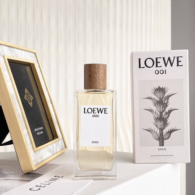 原单品质 罗意威Loewe 香水系列以“缠绵之后，破晓之时”这个颇有凄美之感的表达为概念，系列名字就叫“001”系列香水灵感来于青年男女在第一亲密接触后度过清晨