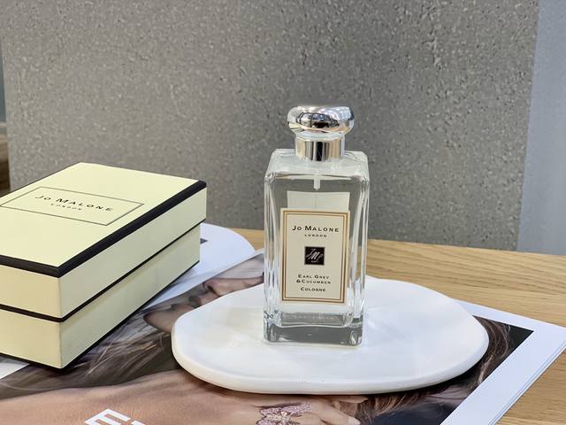 原单香水 Jo Malone伯爵茶与小黄瓜香水100Ml 前调：苹果，香柠檬，茉莉，水果调 中调：黄瓜，当归，印蒿 后调：香草，蜂蜡，雪松，麝香 难得的适合男士