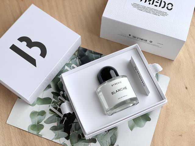 原单品质 Byredo Blanche 白色浪漫 100Ml 这支也是典型的花香，偏小姑娘一点点，又有一点复古的感觉，是该品牌推出的第八款香水，名字取自公司创始