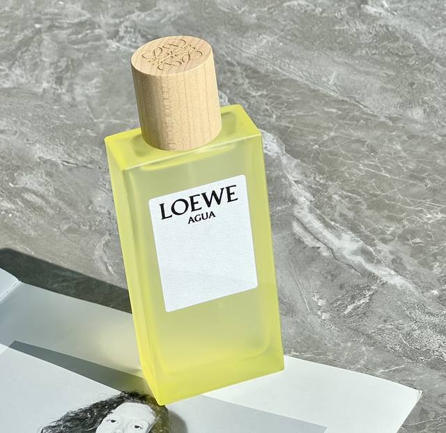 原单香水 3Loewe 之水淡香水蜂蜜柚子茶 淡黄色的透明瓶身让它在阳光下能散发出温暖的光芒，像极了它的气味带给我的第一感觉。第一下闻起来是很明显的柚子和柠檬香