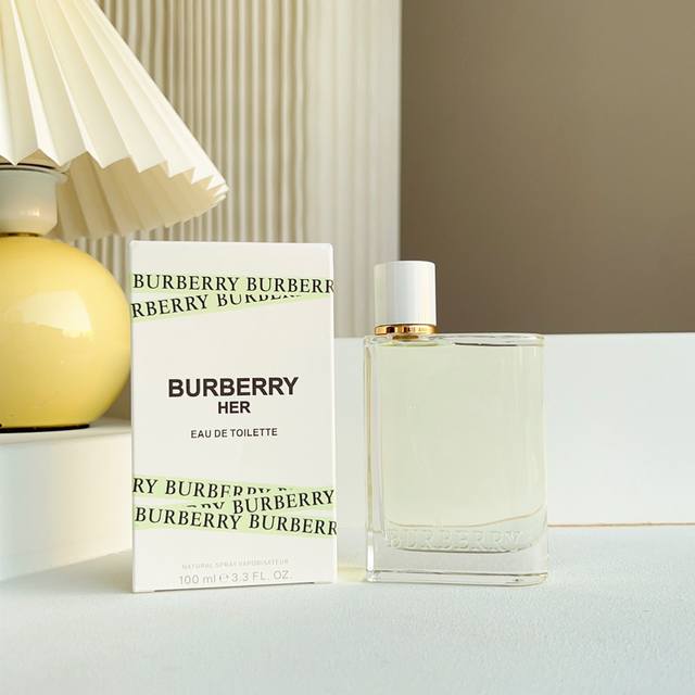 原单香水 Burberry Her系列花与她果漾淡香水 这个系列一直都特别喜欢，最近出这款新，刚拿到的时候就被它这种淡淡的奶绿色吸引，给人感觉就很清新，有种大自