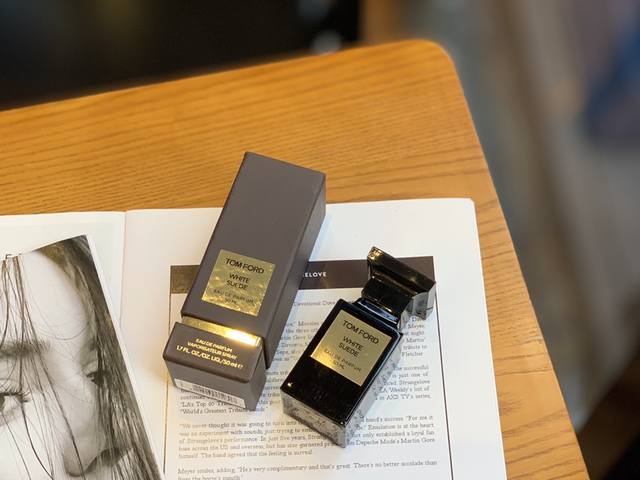 原单品质 Tom Ford J汤姆福特香水 1 烟草乌木50Ml 香 调:木质香料调 前 味 威士忌 中 味 肉桂、香菜、辛香料 后 味 沉香乌木、烟草、檀木、