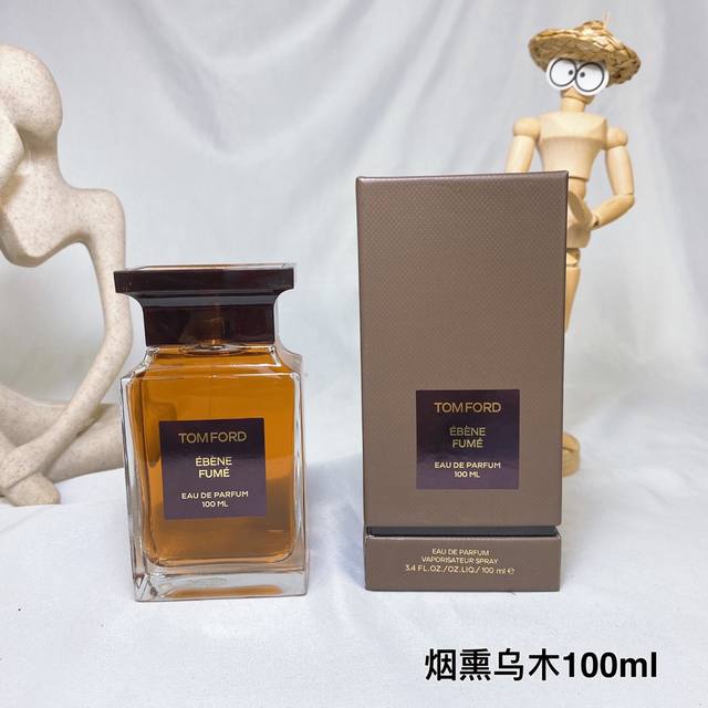 原单品质 Tom Ford汤姆福特年新品香水Ebene Fume烟熏乌木100Ml 前调:秘鲁圣木，紫罗兰叶，焚香，黑胡椒 中调:劳丹脂，纸莎草，玫瑰，刺槐，皮