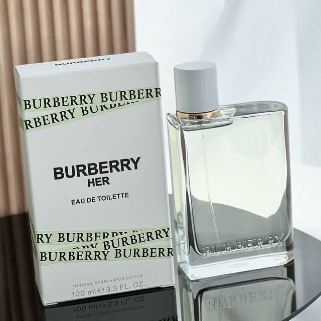 原单品质 春夏必备的一款新香水！Burberry 果漾女士淡香水！！！ 前调：梨子黑加仑草莓粉红胡椒 中调：玫瑰 牡丹铃兰忍冬 后调：麝香 雪松 这个小青梨门