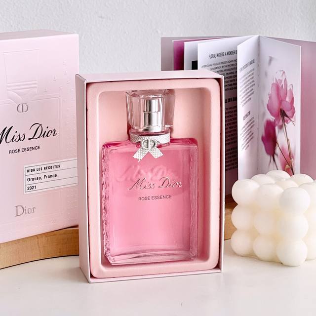 原单品质 迪奥玫影花镜香水 Miss Dior 迪奥小姐玫影花境香水在今年激烈的玫瑰之争中，定能脱颖而出。对于所有玫瑰爱好者而言，这更是一份值得收藏的玫瑰臻品。