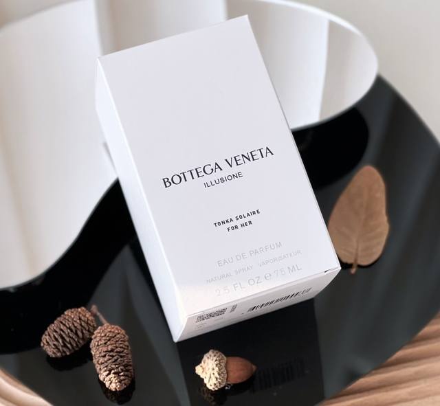 原单品质 行走的摩登感女香 Bottega Veneta 幻境之昱女士香水 21年限定款花香木质调 这款玻璃质地“呈象白色”的瓶身，镂空的涡形设计瓶盖附上大理石