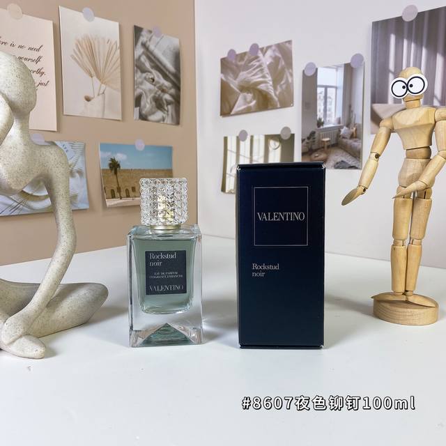 8607夜色铆钉100Ml 华伦天奴梦之解析系列-夜色铆钉 Valentino Rockstud Noir, 2024 品牌：华伦天奴 属性：中性香 香调：木质