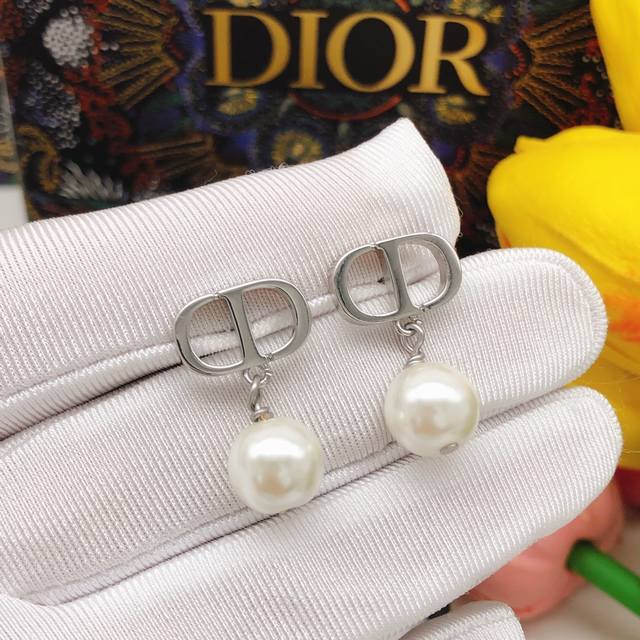 编号Ded0505 迪奥Dior 原单新品 Cd珍珠光面银色耳钉 高端品质，专柜1:1开模，专柜原版同黄铜材质！高级925银针防过敏处理，Cnc精雕刻，细节无可