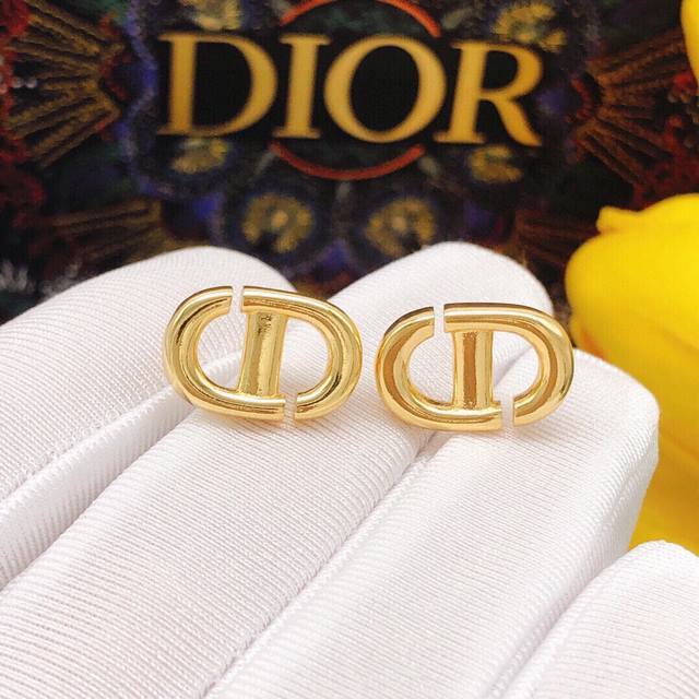 编号Ded0307 Dior 原单新品 猪鼻子迷你光面Cd珍珠耳钉 高端品质，专柜1:1开模，专柜原版同黄铜材质！高级925银针防过敏处理，Cnc精雕刻，细节无