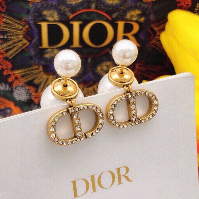 编号Ded0223 迪奥Dior 原单新品 Cd镶钻大小珍珠耳钉 高端品质，专柜1:1开模，专柜原版同黄铜材质！高级925银针防过敏处理，Cnc精雕刻，细节无可