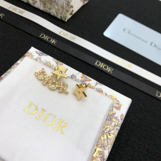 Dior 新品原单货 2024新款Dior迪奥字母耳钉专柜一致黄铜材质 超级有质