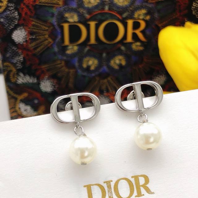 编号Ded0505 迪奥Dior 原单新品 Cd吊珍珠光面银色耳钉 高端品质，专柜1:1开模，专柜原版同黄铜材质！高级925银针防过敏处理， Cnc精雕刻，细节