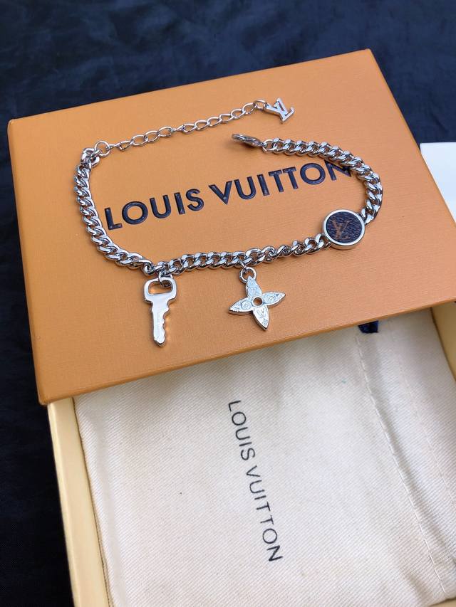 原单货Lv新款 手链Louis Vuitton 路易威登 专柜一致材质 火爆款出货 设计独特 复古前卫 美女必备C