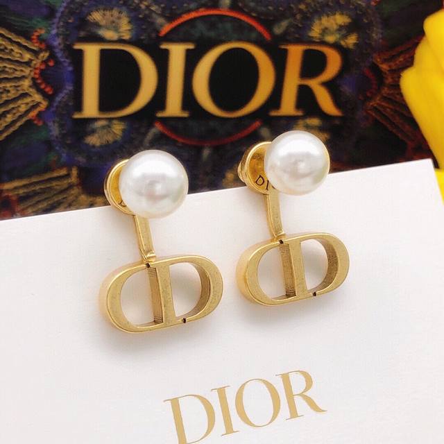 编号Ded0153 迪奥Dior 原单新品 Cd珍珠迷你耳钉 高端品质，专柜1:1开模，专柜原版同黄铜材质！高级925银针防过敏处理，Cnc精雕刻，细节无可挑剔