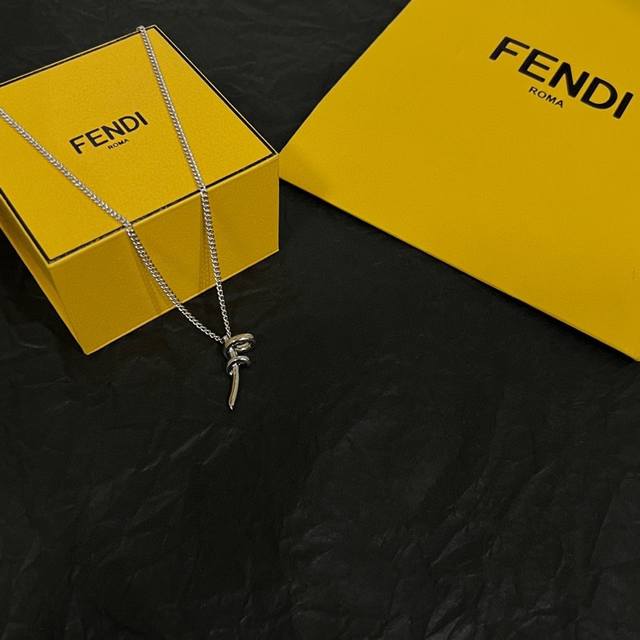 Fendi 芬迪 项链 高端定制 爆款新款 简单大方，华丽登场，很难见到如此熟悉素雅的项链，非常适合日常搭配，宝宝们，这个绝对值得入